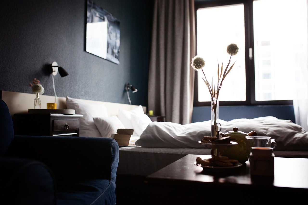 Modern cozy hotel room with natural light and stylish decor – No. 1 Globe Vista